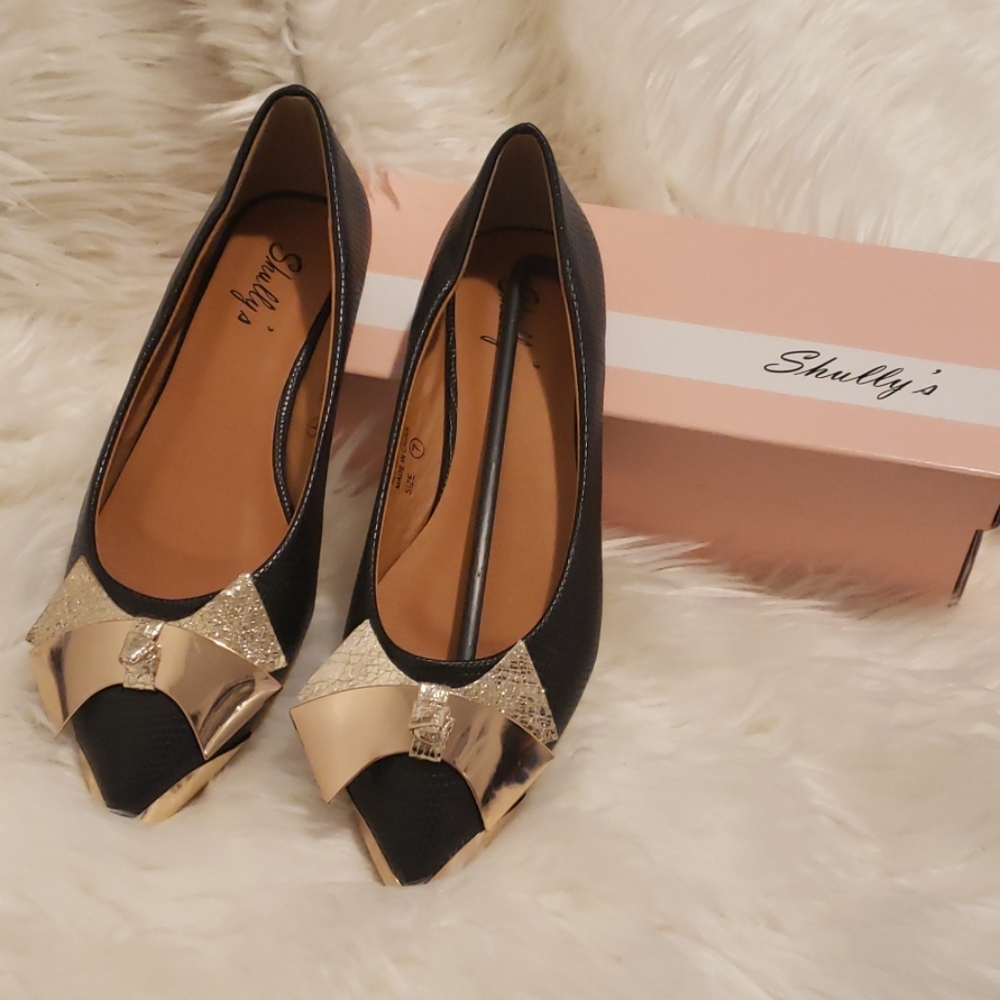 Black and gold bow tie flats